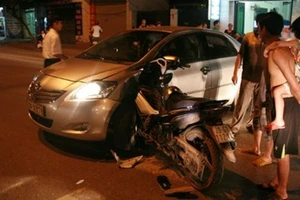 Khiếp đảm, xe máy phóng nhanh xuyên thủng ô tô