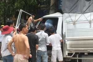 Tông cột điện, tài xế và phụ xe chở bia mắc kẹt trong cabin