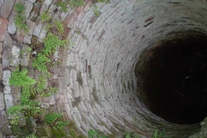 Thi thể người phụ nữ khỏa thân dưới giếng hoang