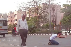 Sốc vì hàng trăm người đi đường bỏ mặc người đàn ông bị thương nặng