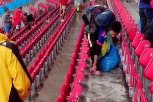 World Cup 2014: dân mạng ngưỡng mộ hành động nhặt rác của CĐV Nhật