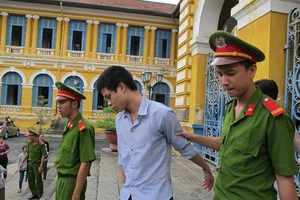 Bạn gái dễ dãi làm bạn trai đi tù vì tội... hiếp dâm trẻ em