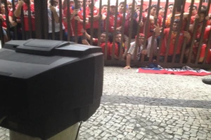 Người đàn ông Brazil 'cứu rỗi' 50 CĐV Chile bằng... chiếc tivi 14"