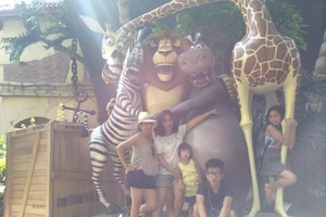 Mỹ Linh cùng 2 con "tung tăng" đi chơi Singapore