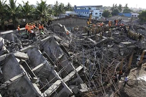 Sét đánh sập nhà 11 tầng, chôn vùi 90 người