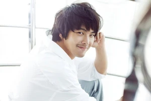 Xúc động cảnh fan tưởng nhớ tài tử Bản tình ca mùa đông 