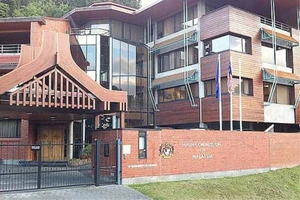 Muối mặt vì nhà ngoại giao hiếp dâm thiếu nữ 