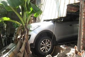 Xế hộp húc xuyên qua tường, một người nhập viện