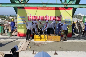 Ninh Thuận: Hợp long cầu Ninh Chữ nối qua Đầm Nại