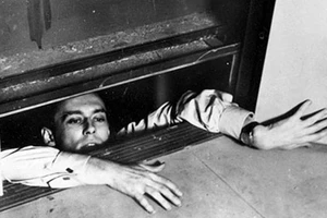 Cẩm nang cần nhớ để sống sót khi thang máy rơi