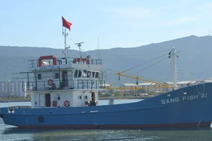 Cận cảnh tàu cá vỏ sắt đầu tiên sắp vươn khơi