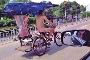 Khỏa thân đạp xe diễu phố vì thua độ World Cup 