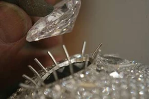 Chiếc đầu lâu nạm gần 9000 viên kim cương gây chấn động thế giới