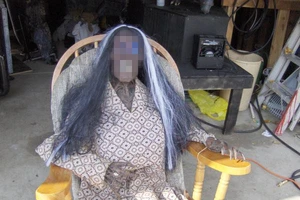 Cô gái kinh dị ăn ngủ bên xác phân hủy của mẹ suốt 3 năm