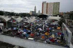Fan Argentina ăn đường, ngủ chợ chờ chung kết World Cup