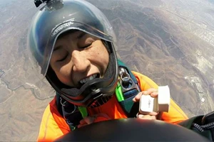 Bay mất nhẫn kim cương vì cầu hôn... trên không