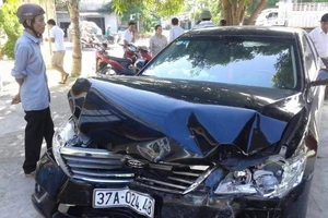 Hai xe Camry đụng nhau, lao vào nhà dân