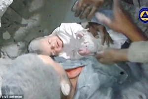 Giải cứu kì diệu bé gái 2 tháng tuổi bị chôn vùi trong đống đổ nát