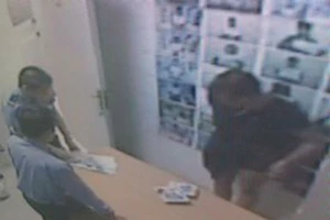 Hai phụ nữ giả mang bầu trộm sữa trong siêu thị