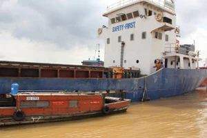 Tàu hàng 2.000 tấn va đá ngầm trên sông Đồng Nai