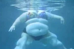 Nhảy sông tự tử bất thành vì... quá béo