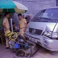 Đang đi bộ trên vỉa hè, một phụ nữ bị ô tô tông trọng thương