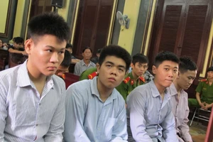 Băng cướp làm gãy chân nghệ sĩ Hồng Vân hầu tòa