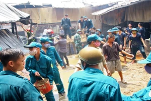 Vất vả vì cháy kho cồn giữa trưa hè