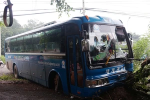 Xe chở khách đi chùa bị tai nạn, 45 hành khách hoảng loạn