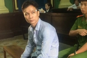 Tưới xăng đốt con nợ