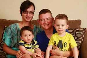 Câu chuyện thú vị về gia đình mà chồng sinh con thay vợ