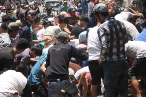 Chen lấn, dẫm đạp lên nhau cướp tiền cúng "cô hồn" ở Sài Gòn