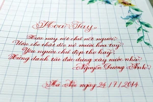 Thầy Ánh, biệt tài viết chữ ngược đẹp như tranh và cây bút mài nổi tiếng