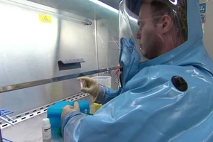 Thử nghiệm thuốc chữa Ebola gây tranh cãi đạo đức