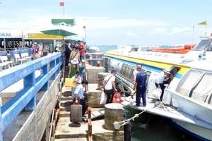 Không được mua đồ “chợ trời” gắn vào tàu cánh ngầm