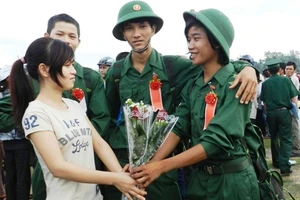 “Công, viên chức phải nhập ngũ”: Bình đẳng hay tạo thêm phiền phức, tiêu cực?