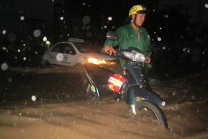 Chùm ảnh thành phố HCM ngập nặng sau cơn mưa lớn chiều qua