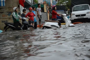 TP.HCM lại ngập sâu do mưa lớn