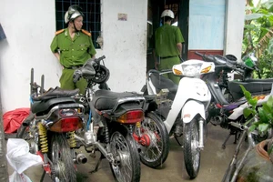 Tạm giữ gần 10 xe mô tô trong lò độ xe trái phép