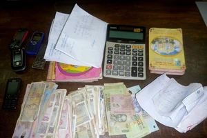 Bắt quả tang 6 đối tượng tham gia đánh bạc, ghi đề