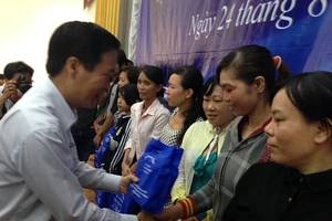 Trao tặng 400 radio cho công nhân tại KCN Hiệp Phước