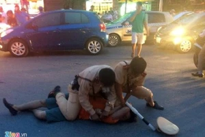 CSGT khống chế tài xế say xỉn giữa Hà Nội