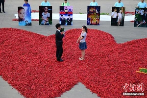 Chàng trai mang... 99.999 quả ớt đi cầu hôn bạn gái