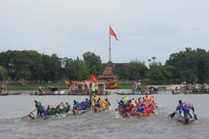 Sôi động lễ hội đua ghe truyền thống trên sông Hương