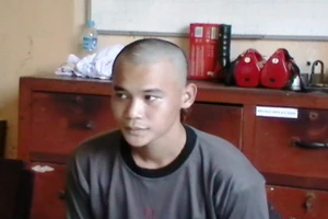 "Trả thù" cho bạn gái, đâm người gãy cả lưỡi dao