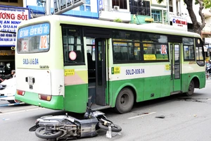 Người phụ nữ bị xe buýt cán nát chân