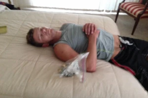 Trộm xong ngủ quên, bị cảnh sát đến... chụp hình vẫn không biết