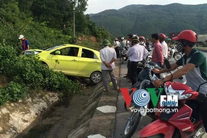 Đứng chờ chồng đi vệ sinh bên đường, vợ bị ô tô tông nguy kịch