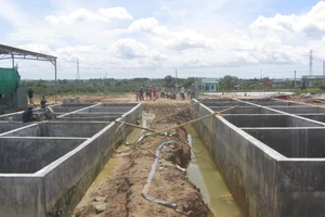 Xôn xao tin đồn hồ bê tông nặng ngàn tấn nổi lên giữa trời mưa