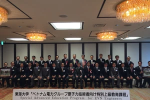 Cán bộ cử đi học được khen học tập nghiêm túc